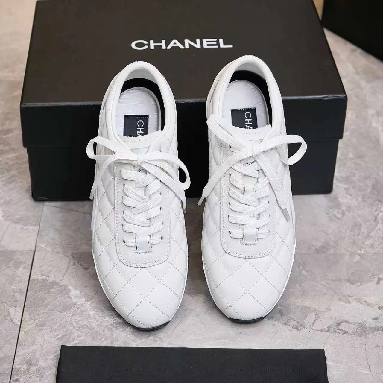 p560 Chanel Chanel - 2025 counter top casual sports shoes This classic design; the upper is electro-embroidered with a variety of techniques; the outsole is fashionable and sporty; the extraordinary inclusion of a variety of color matching elements... The diversified mix and match is very good-looking and versatile, casual, fashionable, sports and outdoor can be taken into account... ꫛꫀꪝ Go➫ Material: ❶Upper made of: original imported high silk cowhide suede ❷Inner use: Original imported breathable mesh ❸ Outsole based on: Original TPU combination outsole Counter boutique packaging complete set Female 35–41 Male 38-46